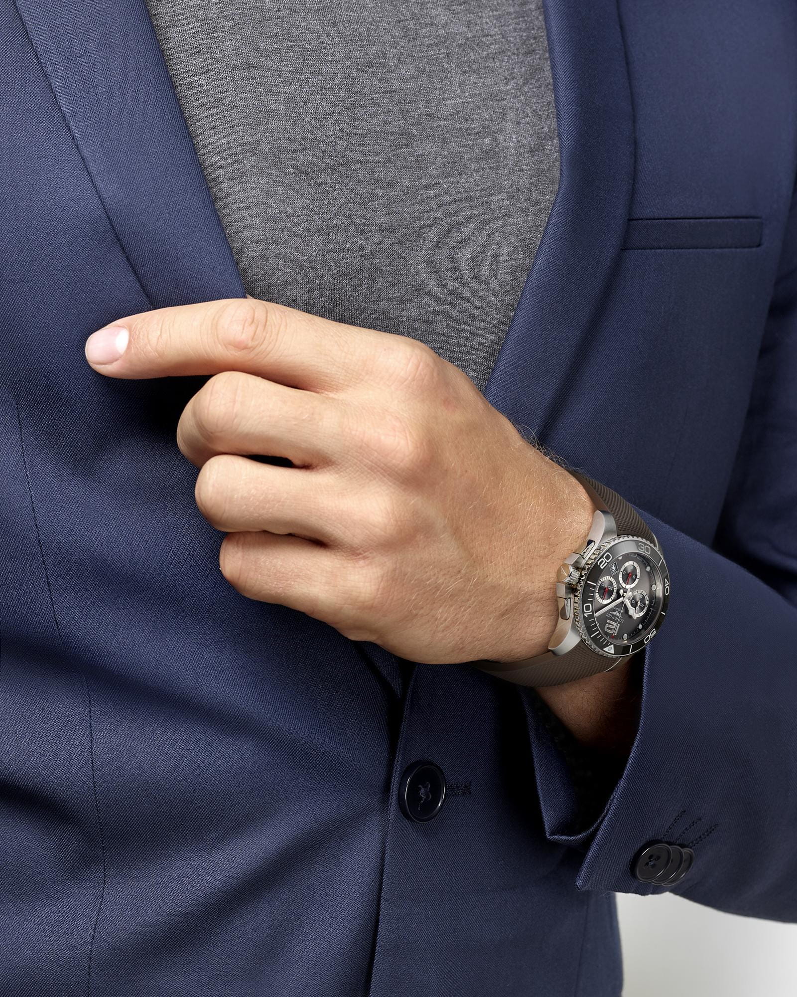 Longines L38834769 мужские часы застежка крупным планом