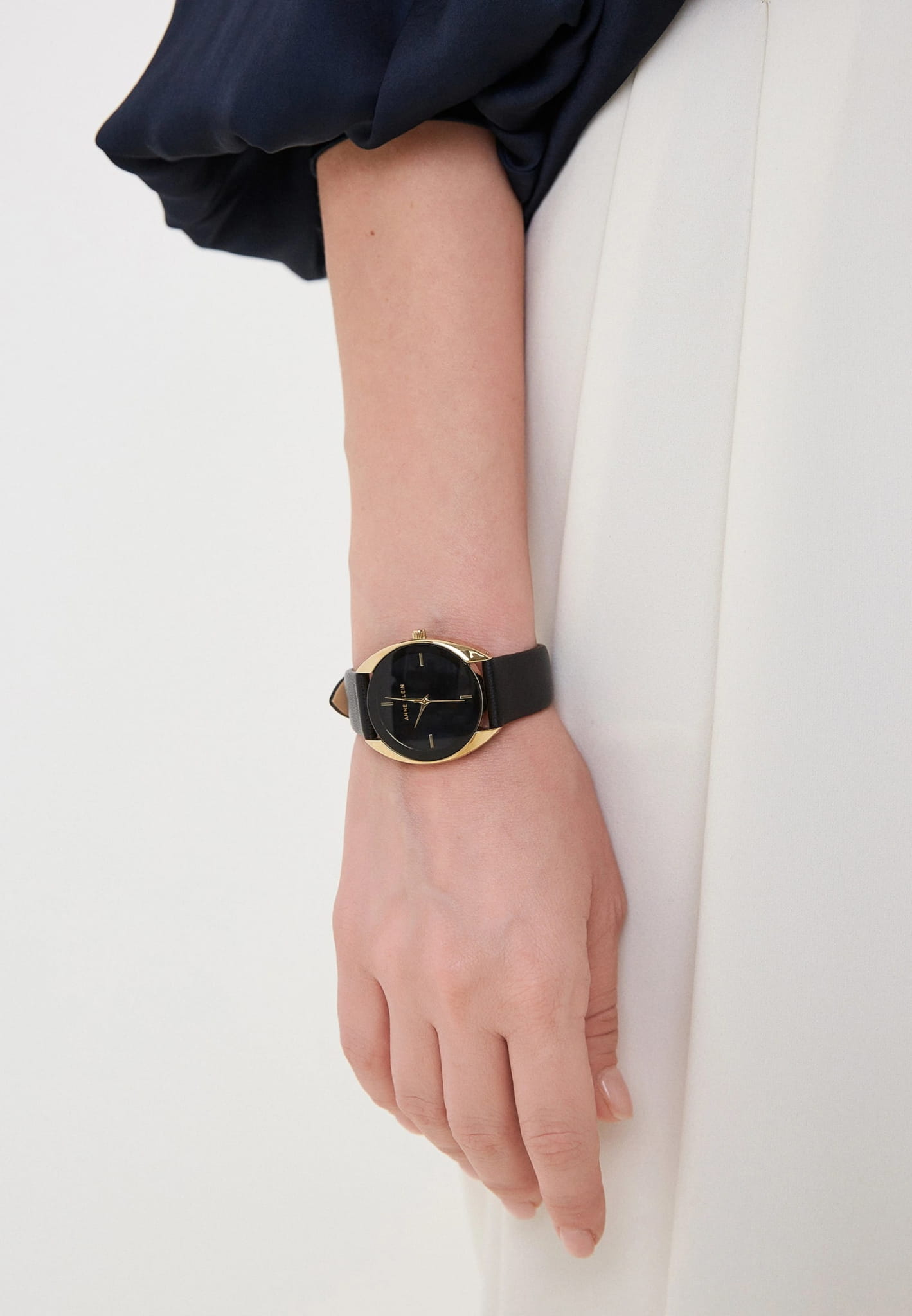 Anne Klein 4030BKBK женские часы застежка крупным планом