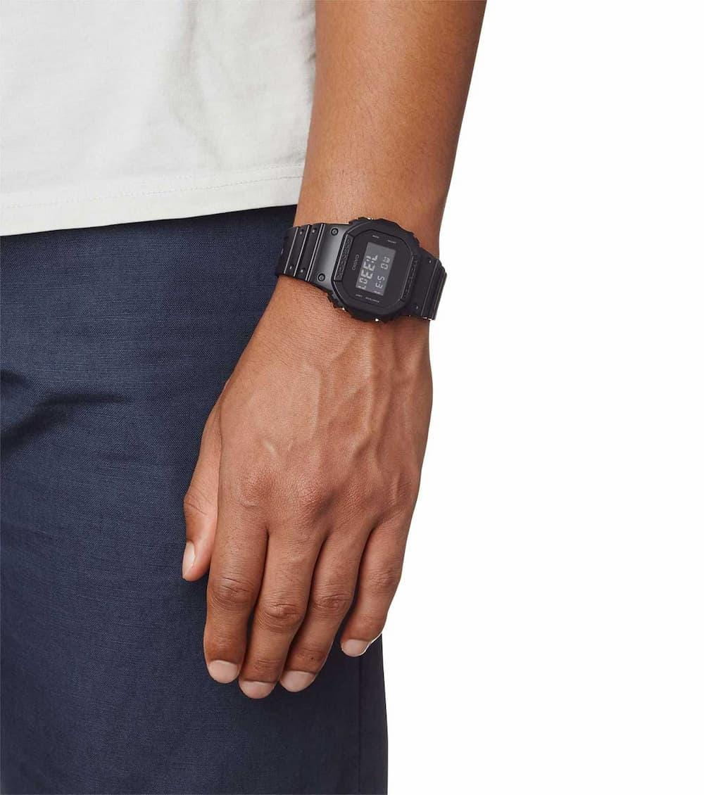 Casio Casio G-Shock DW-5600BB-1 DW-5600, наручные мужские часы фото под углом